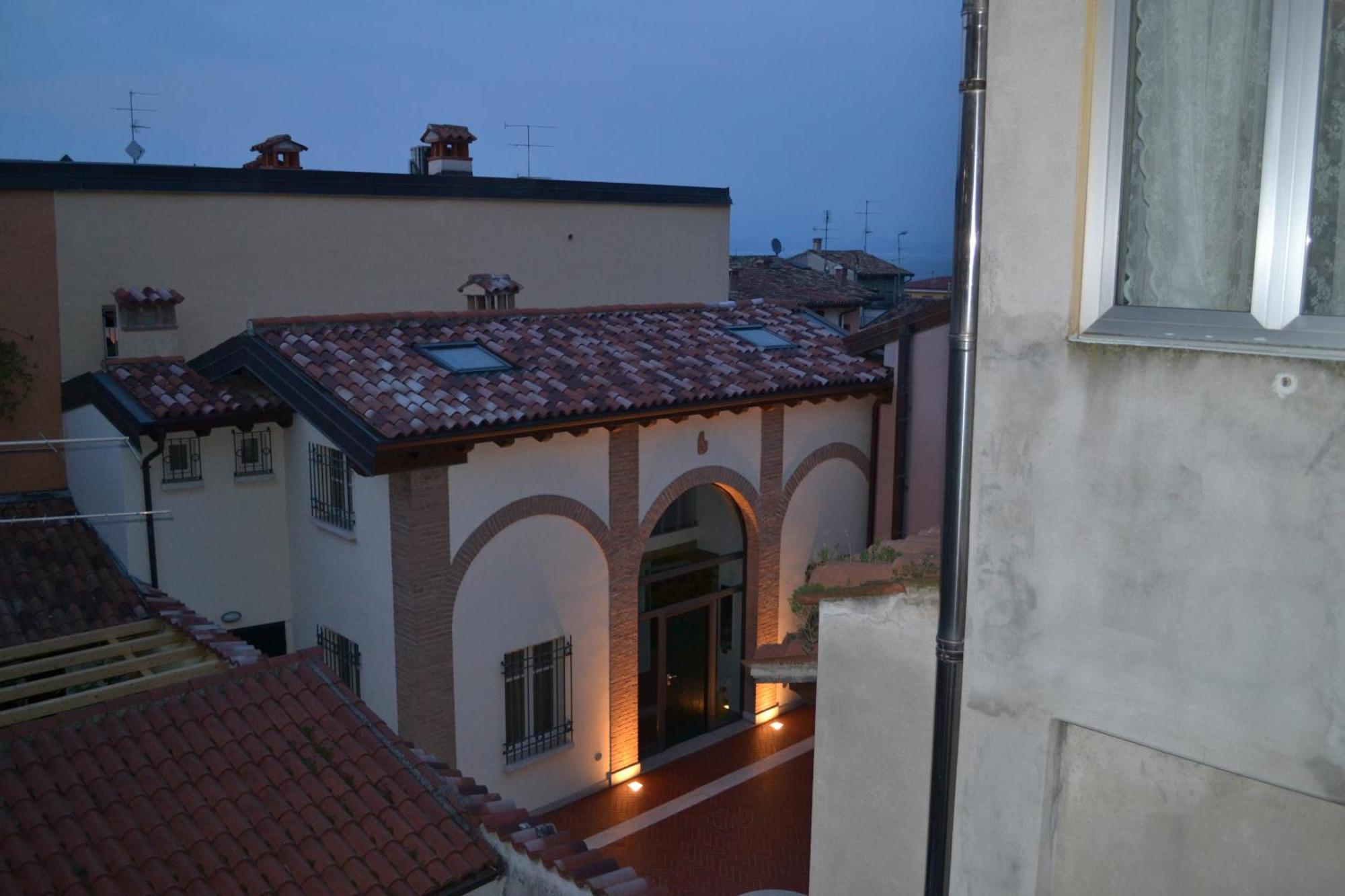 Relais De La Place Appartement Desenzano del Garda Buitenkant foto